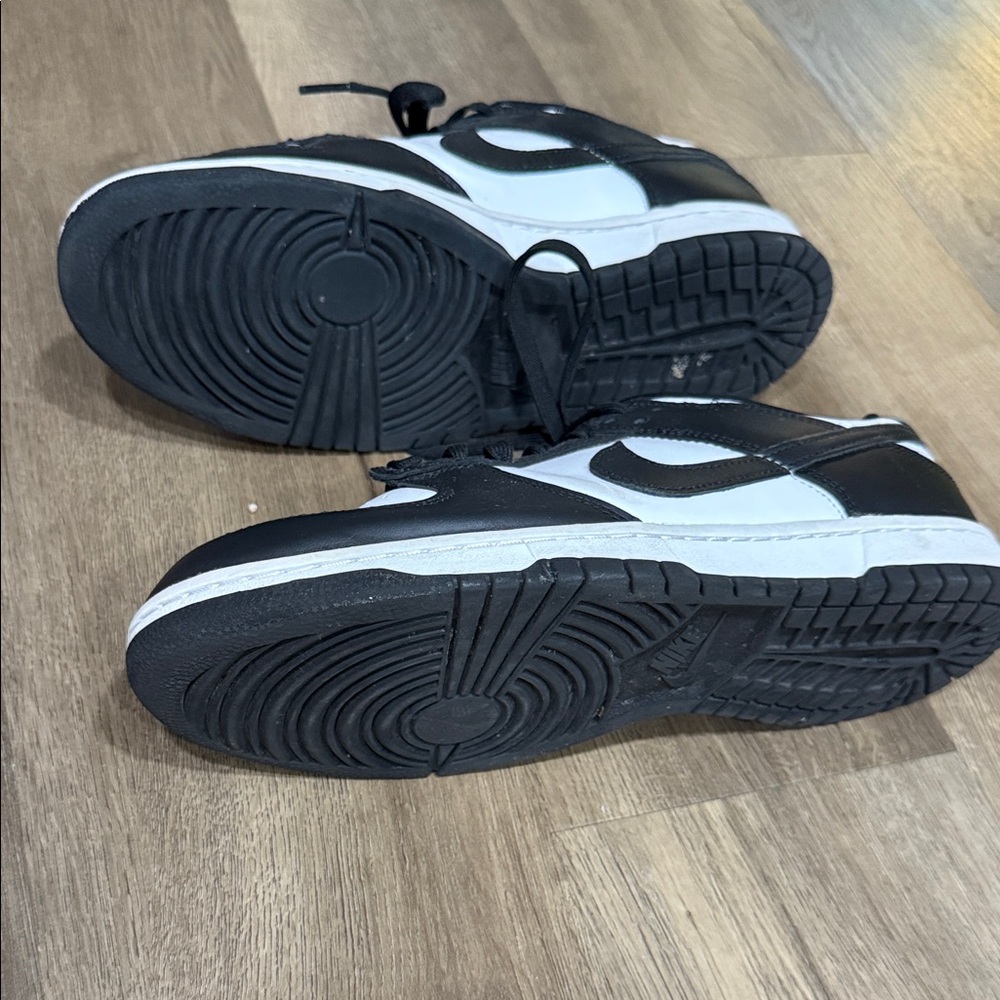 Nike Men's Classic Black and White Sneakers - Picture 5 of 14